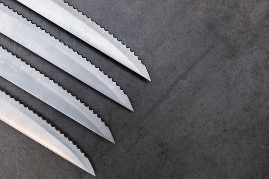 Hvordan skærper du en serreret kniv?