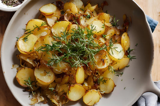 Klassiske Lyonnaise kartofler: sprød, smøragtig og lækker løg-infunderet