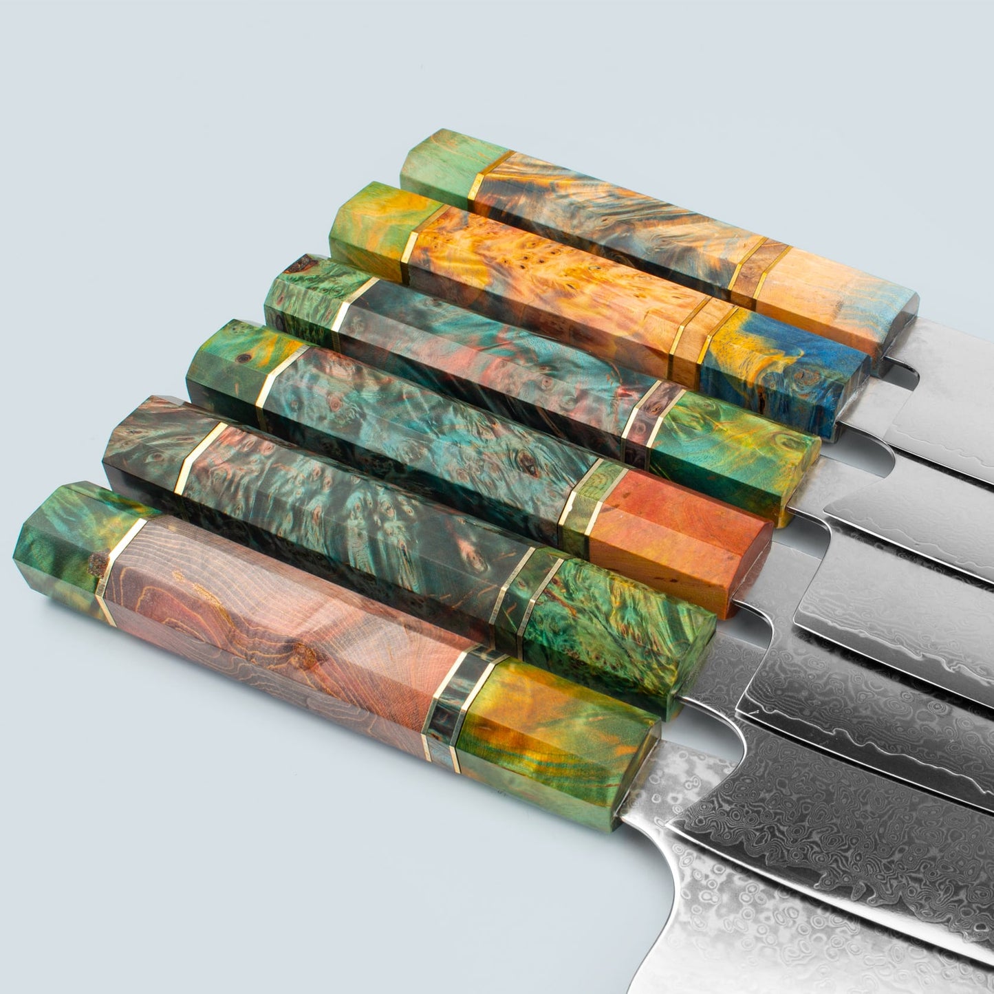 Ichika (いち いち) Damaskus stålkniv med farvet ottekantet håndtag